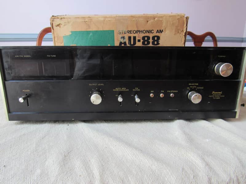 Sansui TU 888 tuner in very good condition with original box and