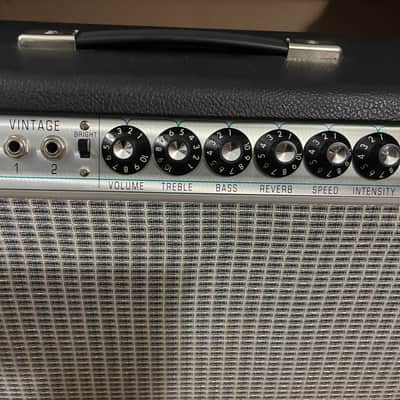 Fender '68 Custom Vibrolux Reverb-Amp 2-Channel 35-Watt 2x10" Guitar Combo 2013 - 2018 - Black image 3