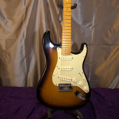 Fender American Deluxe Stratocaster V-Neck with Maple Fretboard 2004 - 2010 - 2-Color Sunburst image 5