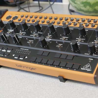 Behringer Grind Spice Crave Edge 22° Tabletop Desktop Studio Stand image 2