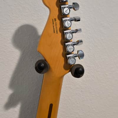 Fender American Ultra Stratocaster HSS Plus Top 2021 - Denim Burst image 4