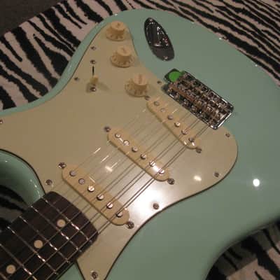 Fender Special Edition '60s Stratocaster Electric Guitar w/Matching Headcap Surf Green image 4