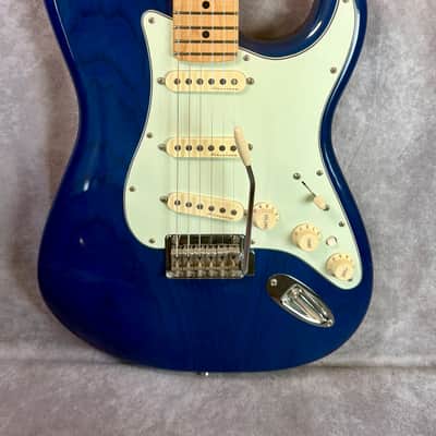 Fender Deluxe Players Stratocaster with Maple Fretboard 2017 - Sapphire Blue Transparent image 2