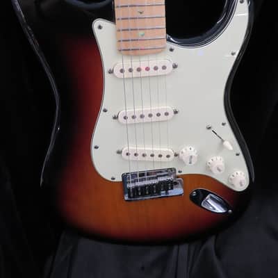Fender American Deluxe Stratocaster with Maple Fretboard 2011 - 2015 - 3-Color Sunburst image 10
