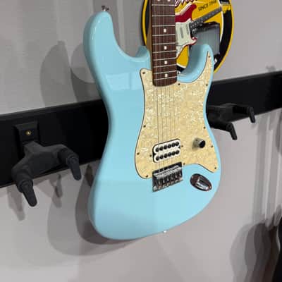 Fender Tom DeLonge Artist Series Signature Stratocaster 2002 - Daphne Blue image 4
