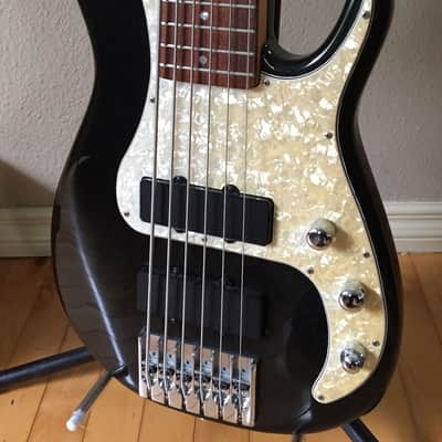 Peavey Axcelerator 6-String Bass USA with Case image 2