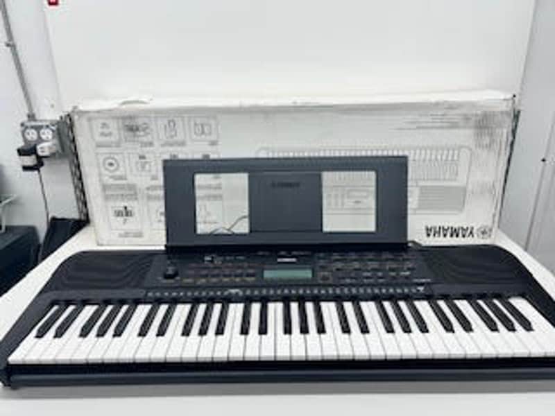 Yamaha PSR-E273 61-Key Arranger Keyboard 2020 - Present - Black image 1