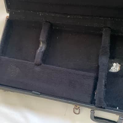Immagine 1980's Kramer Pacer, Baretta, Sustainer Black Tolex Hardshell Electric Guitar Case (Rough Shape, Needs repair) - 20