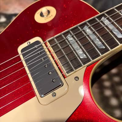 FANCY 💃! 2026 Gibson Custom Shop '76 Les Paul Deluxe Reissue Rocket Red Sparkle Top VOS Limited Edition LE 1976 Standard Norlin Era Mini Humbuckers Maple Neck Sandwich Body Construction ABR-1 Bridge Chrome Hardware Cream Plastics Brown Walnut Body image 10