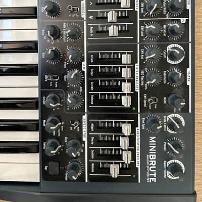 Arturia MiniBrute 25-Key Synthesizer 2012 - 2018 - Black image 5