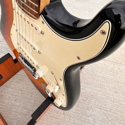 Fender American Deluxe Stratocaster Alder with Rosewood Fretboard 2005 3-Color  Sunburst image 5