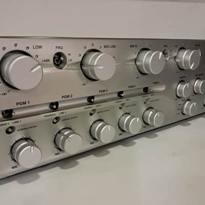 Vestax R-1 Rotary DJ Mixer — High-End Analog Sound image 2