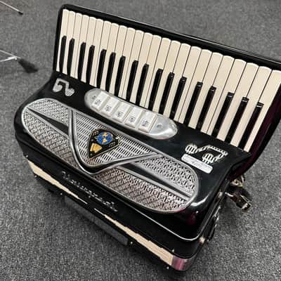 Universal - 120 Bass Ladies Size Accordion image 1