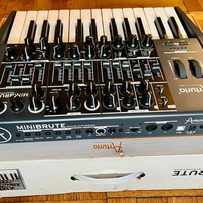 Arturia MiniBrute 25-Key Synthesizer 2012 - 2018 - Black image 2