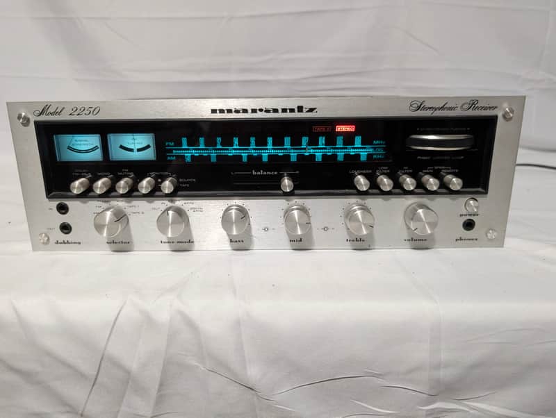 Marantz Model 2250 50-Watt Stereo Solid-State Receiver 1976 - 1977 - Silver with Wood Case MINT!!