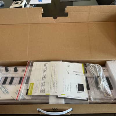 **LIKE NEW-IN BOX-ONE OWNER-Arturia KeyStep 37 MIDI Controller 2021 - 2025 - White image 12