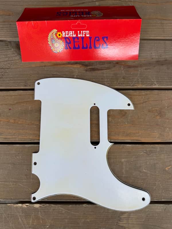 Immagine Real Life Relics White Telecaster® Pickguard 3 Ply 5 Hole With Pickup Screw Holes   [PGAI1] - 1
