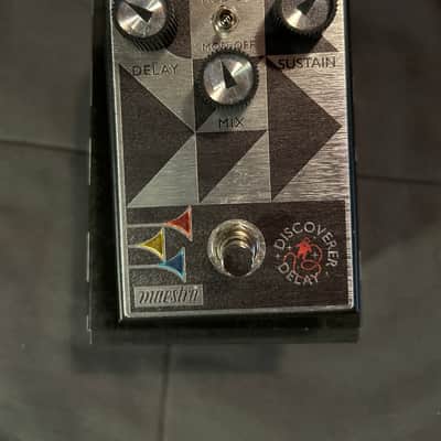 Maestro Discoverer Delay 2022 - Present - Black Graphic Bild 1