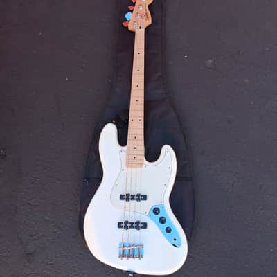electric bass guitar with an asymmetric - Artic white image 1