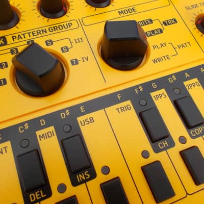 Behringer TD-3MO 2022 - Yellow near mint image 7
