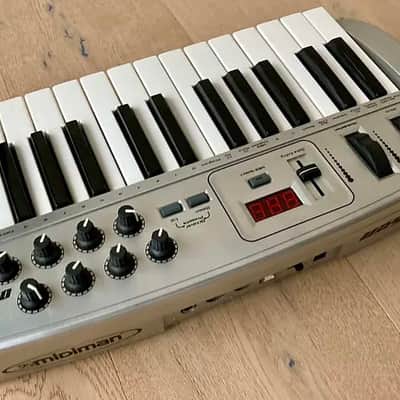 M-Audio Oxygen 8 25-Key MIDI Controller Keyboard 2002 - 2005 - Silver image 2