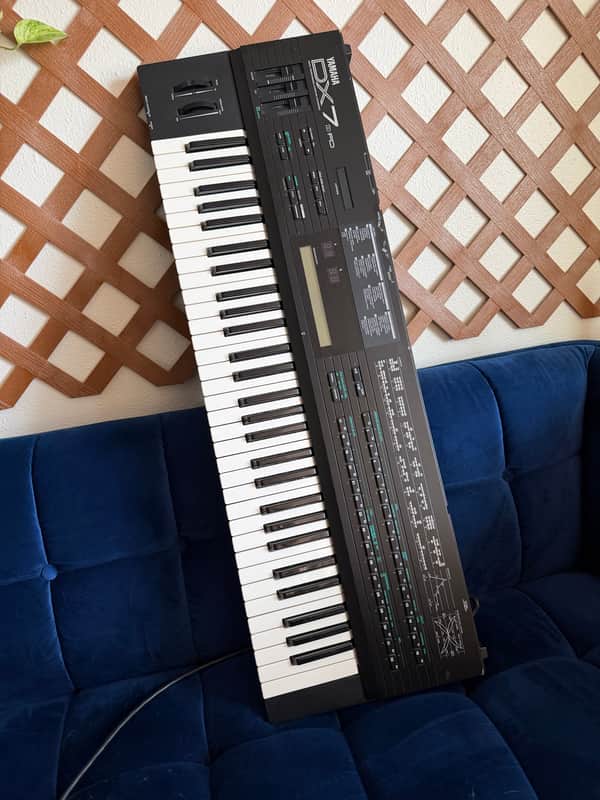 Yamaha DX7IIFD 61-Key 16-Voice Digital Synthesizer with Floppy