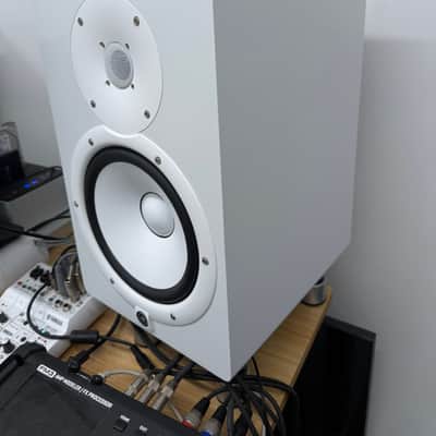 Yamaha HS8 8" Powered Studio Monitor (Pair) 2015 - Present - White image 3