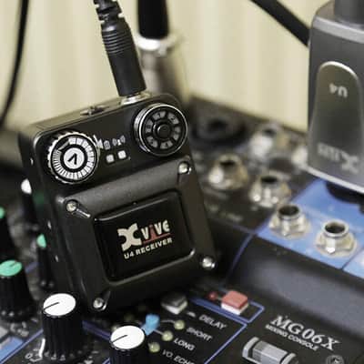 Xvive U4R4 Wireless In Ear Monitor System with 4 Receivers 2.4GHz for Live Performance image 11