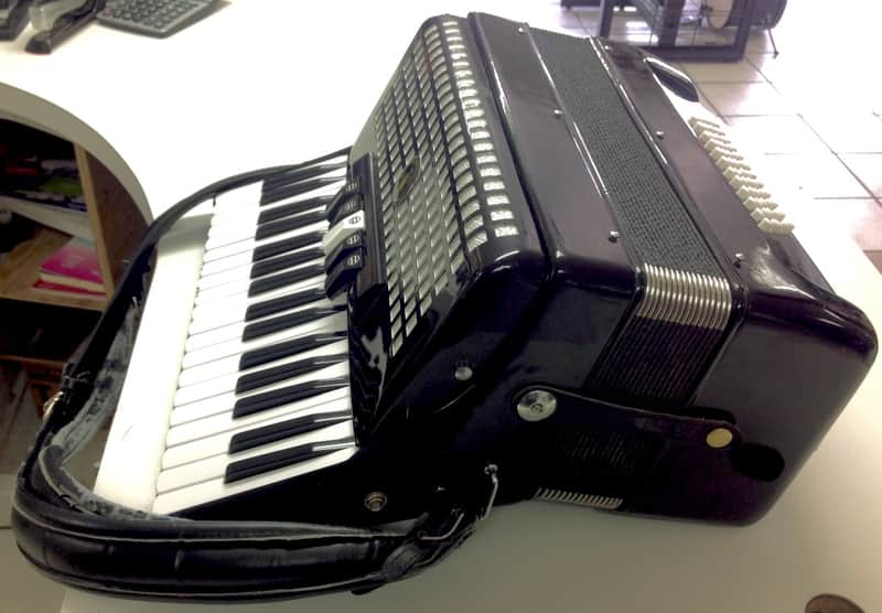 Goldencup Accordion - black image 1