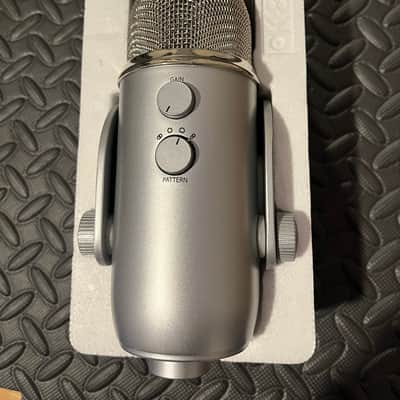 Blue Yeti Multipattern USB Microphone 2010s - Silver image 2