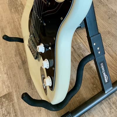 Squier Stratocaster w/ RoadRunner Hard Case & Xtras - Olympic White image 5