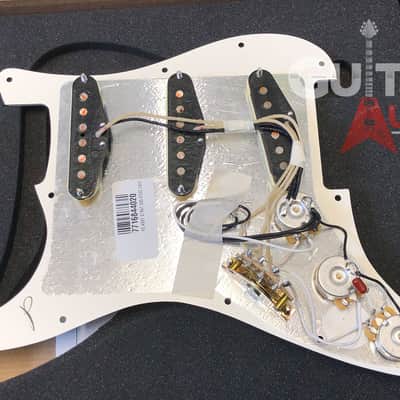 Genuine FENDER Pre-Wired Original '57/'62 Loaded 11-Hole Parchment Pickguard image 3