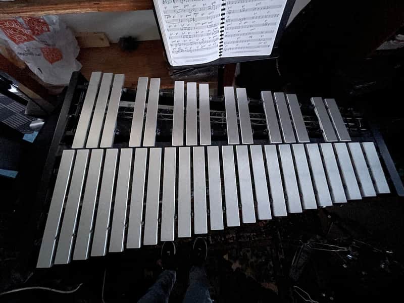 Yamaha Intermediate Vibraphone, 3 Octave, Graduated Silver Bars, w/Motor & Cover image 1