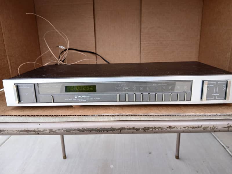 Pioneer TX-950 FM/AM DIGITAL SYNTHESIZER TUNER. Good Working Condition image 1