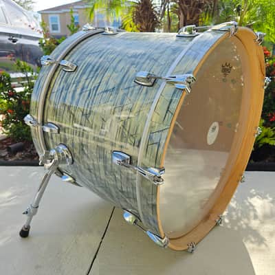 Ludwig 22" Classic Oak Keystone bass drum  2010s - Blue pearl image 2