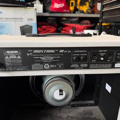 Fender Mustang III V.2 100-Watt 1x12" Modeling Guitar Combo 2015 - Snow White image 2