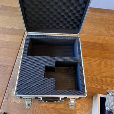 Vanguard Audio Labs V4 gen1 Large Diaphragm Multipattern Condenser Microphone - Maroon image 3