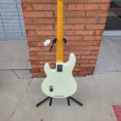 Ernie Ball Music Man Classic StingRay 5 White with Official Case image 5