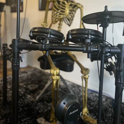 Alesis Nitro Mesh Kit PLUS Drum Throne- Electronic Drum Set 2010s - Black image 2