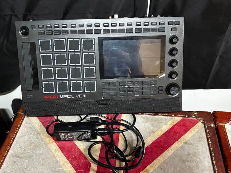 Immagine Akai MPC Live III Standalone Sampler / Sequencer - 1