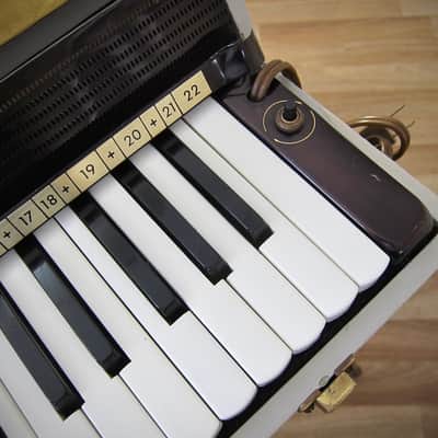 ORCOA by Farfisa Air Organ Model 311 Concert Traveler 24 Chords Made in Italy Circa-1960s-Two Tone Grey image 8