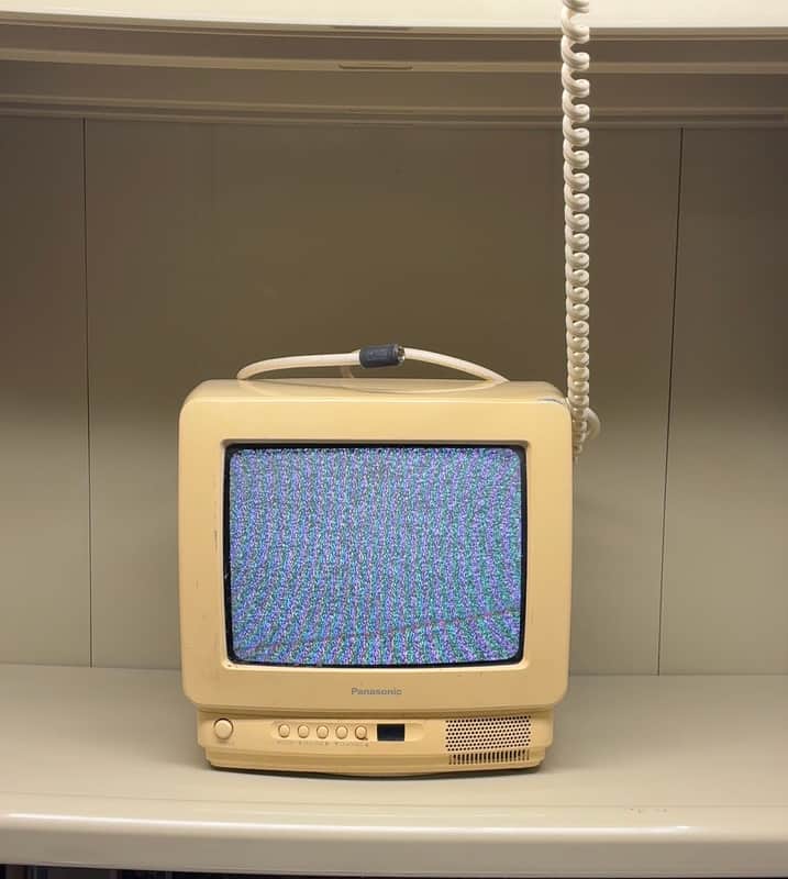 Panasonic CT-9R10T Color TV Retro Gaming 9" CRT Monitor Beige Vintage With Base image 1