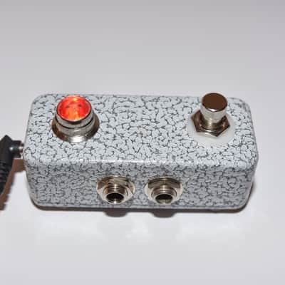 Invisible Sound Invisible Sound guitar small A B switch box with JEWEL Light 2 colors A B Pedal image 2