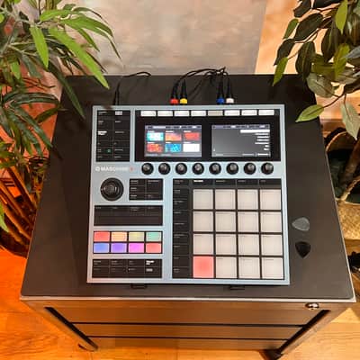 Native Instruments Maschine Plus 2020 - Present - Black image 2