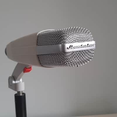 Sennheiser MD 421-2 Cardioid Dynamic Microphone | Reverb Canada