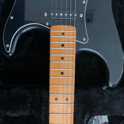 Squier Classic Vibe '70s Stratocaster HSS Black Maple Fretboard WITH Gator GC-ELECTRIC-A Double-cutaway Electric Guitar Case image 5