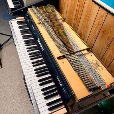 Immagine Rhodes Mark V Stage 73 – Custom Cosmic Blue | Fully Professionally Restored | Original Stand, Cover & Matching Pedal - 12