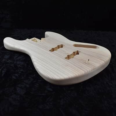 J Bass Style Body - 2 Piece Basswood with 2 Piece Ash Top - Weight: 4 lbs 10 oz - 2.5" Heel Width to fit 1.5" Nut Width Necks Bild 4