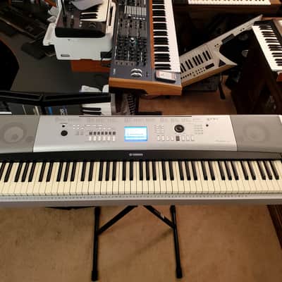 MUST SEE!!! YAMAHA DGX 520 (YPG 525) SEMI-WEIGHTED 88-KEY DIGITAL PIANO IN AMAZING CONDITION! image 7