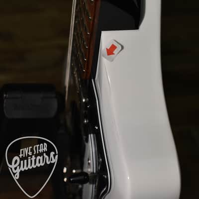 Pre-Owned Supro 1224DBHT Limited Edition David Bowie 1961 Dual Tone Hardtail - White with Hardshell Case image 14